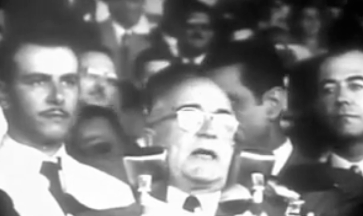  Em trecho do document&aacute;rio &quot;Get&uacute;lio Vargas&quot; (1974), de Ana Carolina, Get&uacute;lio faz seu discurso no costumeiro evento de 1&ordm; de Maio, no est&aacute;dio do Vasco da Gama, o primeiro do novo mandato.   Trabalhadores do Brasil    Depois de quase seis&nbsp;anos de afastamento, durante os quais nunca me sa&iacute;ram do pensamento a imagem e a lembran&ccedil;a do grato e longo conv&iacute;vio que mantive convosco, eis-me outra vez aqui ao vosso lado, para falar com a familiaridade amiga de outros tempos, e&nbsp;para dizer que voltei a fim de defender os interesses mais leg&iacute;timos do povo, e promover as medidas indispens&aacute;veis ao bem-estar dos trabalhadores.  [&hellip;]  &nbsp;