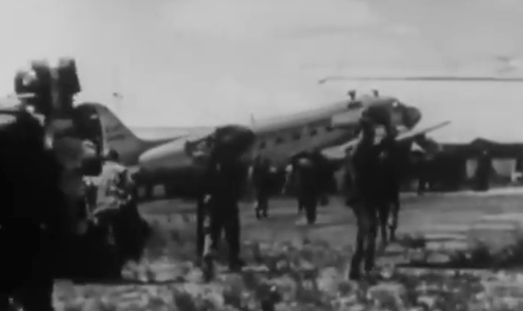  Comandada por oficiais da Aeron&aacute;utica, a Revolta de Jacareacanga&nbsp;pretendia criar um foco de resist&ecirc;ncia ao governo JK. Trecho do document&aacute;rio &quot;Os Anos JK: uma Trajet&oacute;ria Pol&iacute;tica&quot; (1980), de S&iacute;lvio Tendler