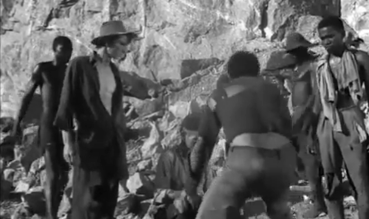  &quot;Cinco Vezes Favela&quot; foi uma produ&ccedil;&atilde;o coletiva do CPC, com clara proposta revolucion&aacute;ria e conscientizadora. Trecho do filme &quot;Cinco Vezes Favela&quot; (1962), de Miguel Borges, Joaquim Pedro de Andrade, Cac&aacute; Diegues, Marcos Farias e Leon Hirszman