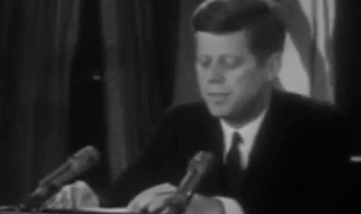  Em pronunciamento nas redes de televis&atilde;o, J. F. Kennedy revela ao mundo que a URSS instalara armamentos militares em Cuba, amea&ccedil;ando &ldquo;desferir um ataque nuclear contra o hemisf&eacute;rio ocidental&rdquo;. Trecho da reportagem &quot;Crise dos M&iacute;sseis&quot;, da TV Estad&atilde;o