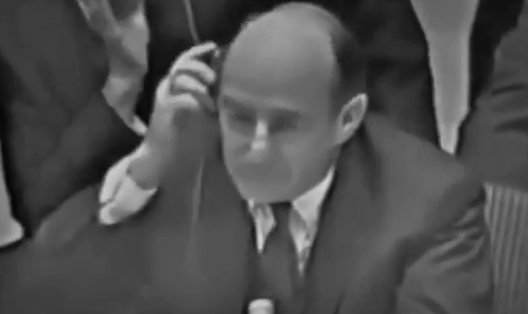  Em debate na ONU, o embaixador Zorin, da URSS, se recusa a responder se o governo Kruschev havia ou n&atilde;o instalado bases de m&iacute;sseis em Cuba. Trecho da reportagem &quot;Crise dos M&iacute;sseis&quot;, da TV Estad&atilde;o