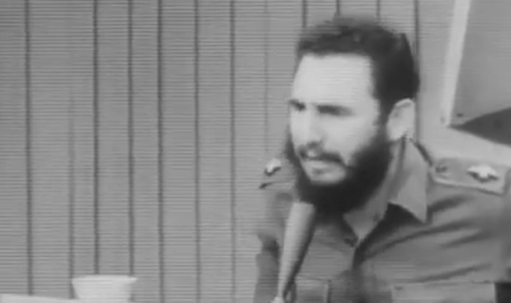  Furioso, Fidel Castro recha&ccedil;a as inspe&ccedil;&otilde;es feitas na ilha por parte do governo dos Estados Unidos. Trecho do filme &quot;Memorias del Subdesarrolo&quot; (1968), de Tomas Guti&eacute;rrez Alea
