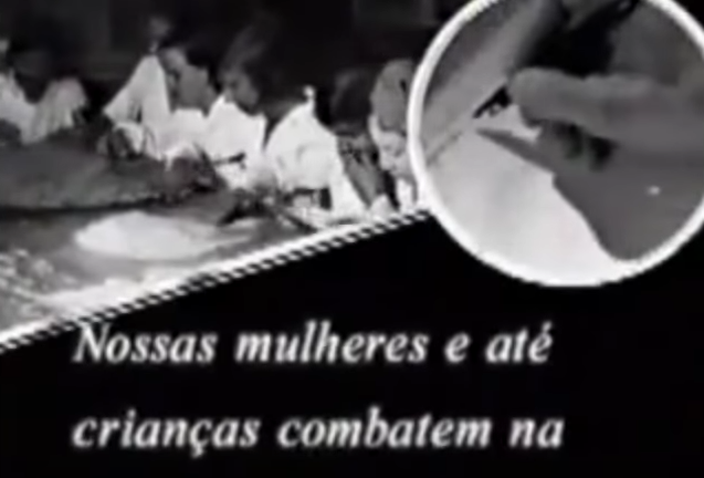   Trecho de &quot;A Guerra dos Paulistas&quot; , de La&iacute;s Bodanzky e Luiz Bolognesi (2002), mostra a mobiliza&ccedil;&atilde;o dos paulistas para a guerra: &ldquo;nossas f&aacute;bricas de panelas est&atilde;o produzindo capacetes&rdquo;