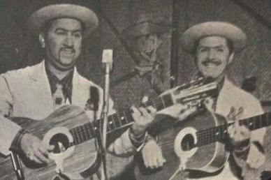  Alvarenga e Ranchinho cantam sua par&oacute;dia de&nbsp;&quot;Sempre no Meu Cora&ccedil;&atilde;o&quot;, de Ernesto Lecuoana e Kim Gannon