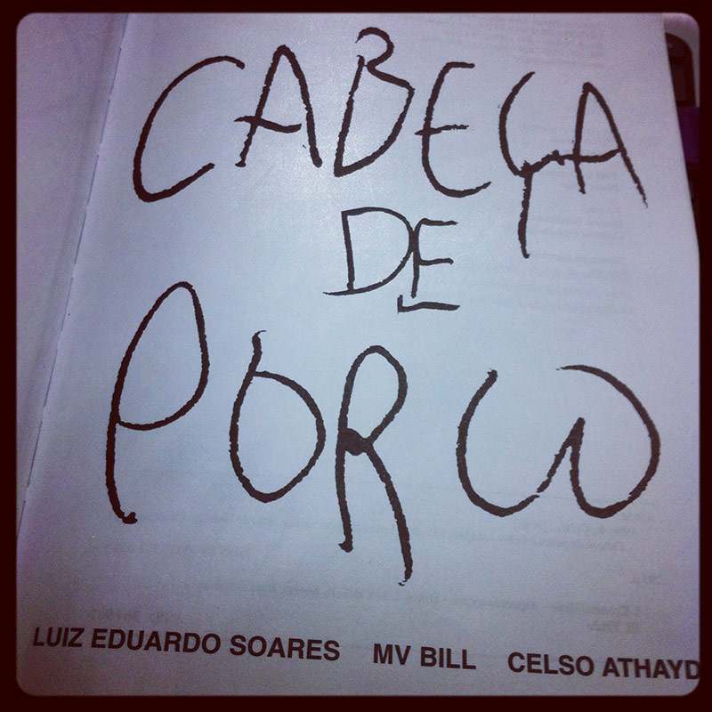   &quot;Cabe&ccedil;a de Porco&quot;  (2005), de Celso Athayde, MV Bill e Luiz Eduardo Soares