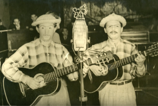   Alvarenga e Ranchinho  interpretam sua composi&ccedil;&atilde;o &quot;Torpedeamento&quot;, de 1943