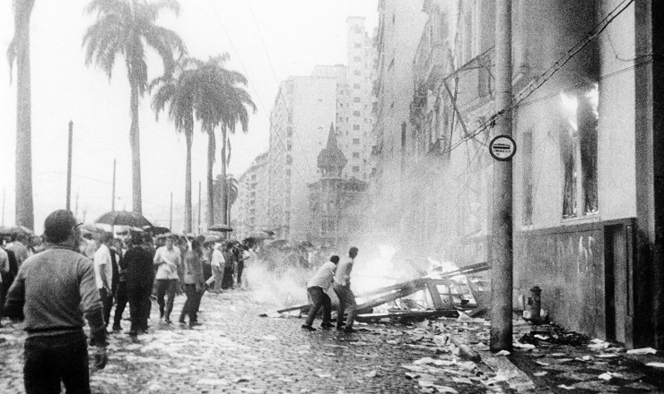  <strong> Depreda&ccedil;&atilde;o e inc&ecirc;ndio</strong> do pr&eacute;dio da UNE no Flamengo, Rio de Janeiro, na madrugada de 1&ordm; de abril de 1964       