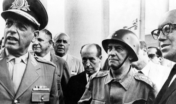     <strong> Os vitoriosos de 1&ordm; de abril:</strong> general Antonio Carlos Muricy, deputado Jos&eacute; Maria Alkmin (de terno escuro), general Ol&iacute;mpio Mour&atilde;o Filho e governador Magalh&atilde;es Pinto (da esq.para a dir.)