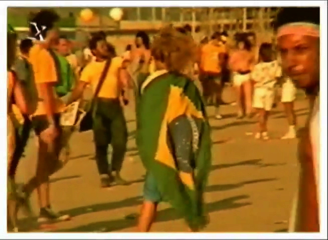  Reportagens da TV Globo mostram o entusiasmo da plateia do &quot;Rock in Rio&quot; com a elei&ccedil;&atilde;o de Tancredo Neves; muitos jovens foram ao festival trajando roupas nas cores verde e amarela no dia 15 de&nbsp;janeiro, dia da vota&ccedil;&atilde;o no Col&eacute;gio Eleitoral  &nbsp;