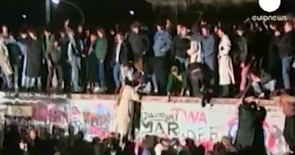  Cenas da popula&ccedil;&atilde;o comemorando a queda do Muro de Berlim