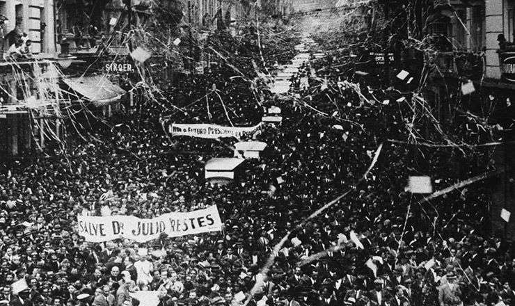  <strong> Júlio Prestes é recebido por multidão </strong> em São Paulo, durante a campanha à Presidência