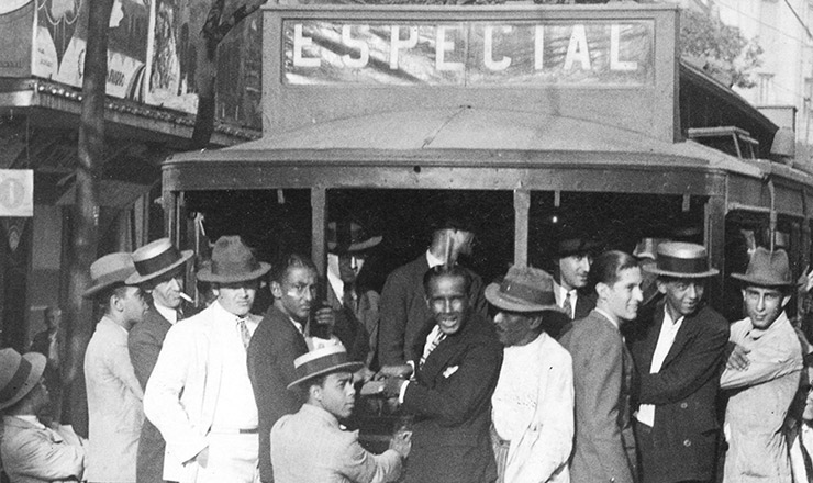  <strong> Flagrante da greve dos bondes</strong> no centro do Rio de Janeiro, maio de 1932