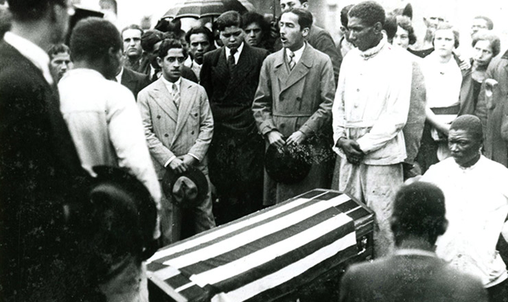  <strong> Manifestante discursa </strong> no enterro de uma vítima dos<strong> </strong> conflitos de 23 de maio de 1932
