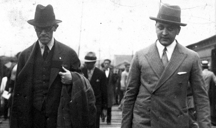  <strong> Altino Arantes </strong> (à esq.) e o jornalista Cásper Líbero a caminho da prisão, em outubro de 1932
