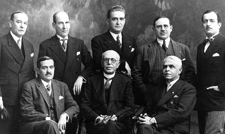  <strong> Pedro de Toledo </strong> (sentado, ao centro) e membros do seu governo exilados em Lisboa 