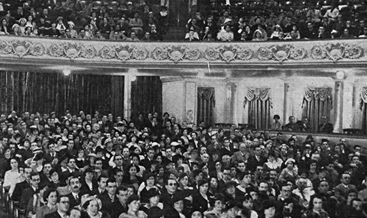  <strong> Público lota </strong> o Teatro Municipal do Rio de Janeiro, na cerimônia de inauguração da Universidade do Distrito Federal. “Careta”, 10 de agosto de 1935 