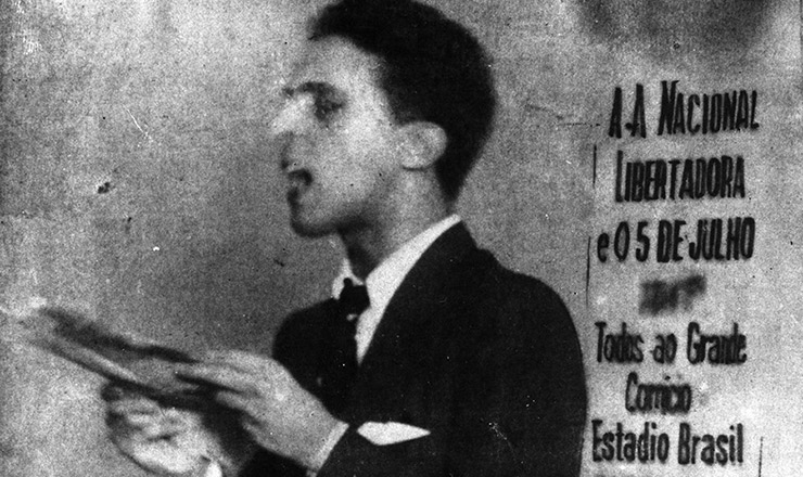  <strong> Carlos Lacerda lê o manifesto</strong> de Luís Carlos Prestes em ato da ALN. Rio de Janeiro, 5 de julho de 1935 