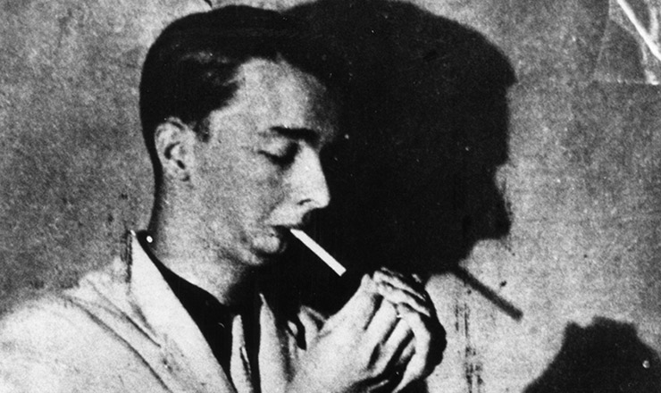  <strong> Noel Rosa acende </strong> cigarro, em foto autografada para Vadico, 1936