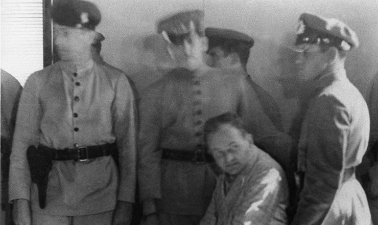  <strong> Harry Berger durante interrogatório, </strong> cercado por milicianos da Polícia Especial