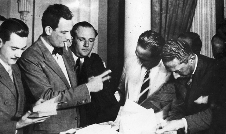  <strong> Filinto Müller (com cigarro na boca)</strong> examina documentos apreendidos na casa de Prestes, em março de 1936