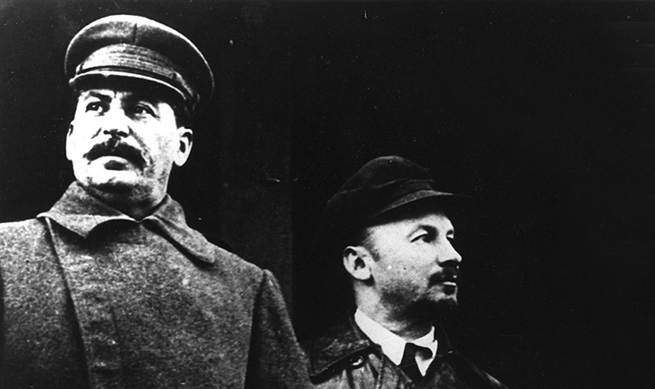  <strong> Nikolai Bukharin</strong> (à direita) seria julgado e executado em 1938, a mando de Josef Stálin (à esquerda) 