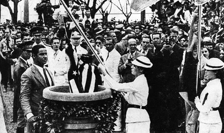  <strong> Bandeira de São Paulo é depositada </strong> numa pira, onde será incinerada. Abolidas pela nova Constituição, as bandeiras estaduais foram cremadas em cerimônia no dia 2 de dezembro de 1937, na Esplanada do Russell (Rio de Janeiro) 