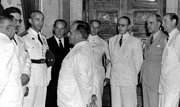  <strong> Getúlio Vargas com membros do Conselho Nacional do Petróleo, </strong> entre eles seu presidente, o general Horta Barbosa (primeiro à esquerda)