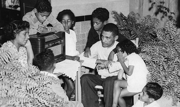  <strong> Reunida em volta do rádio, família ouve </strong> atenta a "Hora do Brasil", no final dos anos 1930 