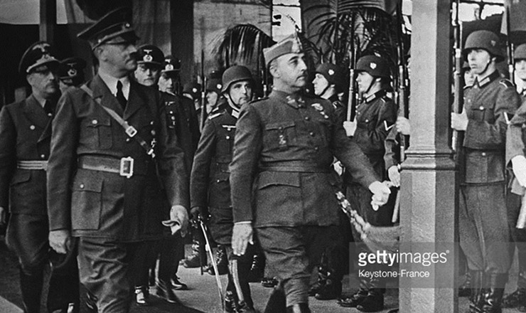  <strong> General Francisco Franco, já vitorioso, desfila </strong> ao lado de Adolf Hitler ante tropas nazistas, em 1940<strong> </strong> 