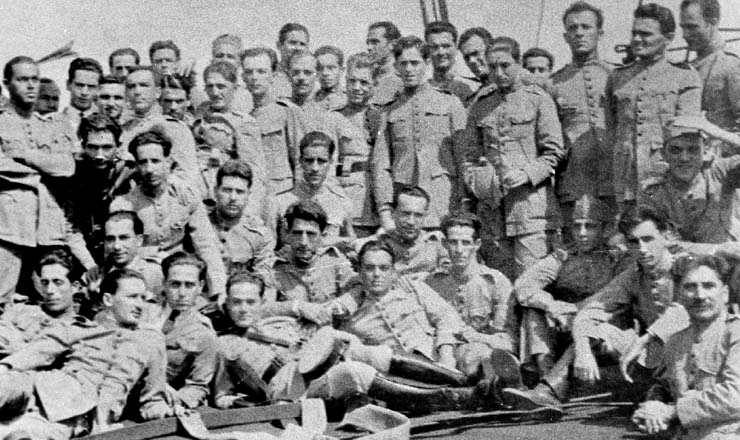  <strong> Revolucionários de 1924 —</strong>  entre eles, o futuro general-presidente Castelo Branco (em pé, o 2º a partir da direita)