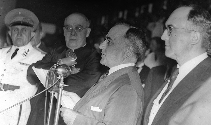  <strong> Getúlio discursa </strong> no estádio<strong> </strong> de São Januário, na festa de 1º de maio de 1940