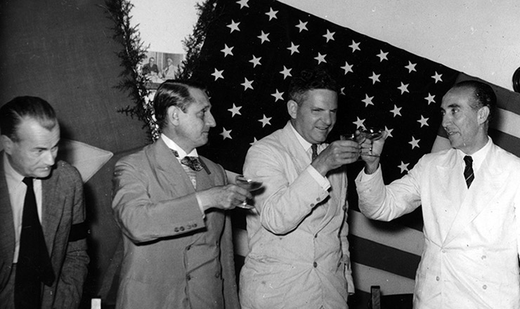  <strong> Jefferson Caffery, embaixador dos EUA,</strong> Guilherme Guinle, presidente da CSN, Warren Pierson, presidente do Eximbank, e João Alberto Lins de Barros, chefe da Comissão de Defesa da Economia Nacional, após visita a Volta Redonda