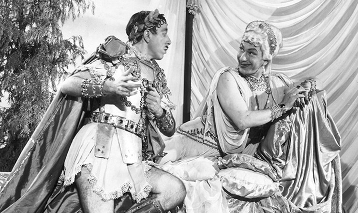 <strong> José Lewgoy (“Páris”) e Oscarito (“Helena de Troia”) contracenam</strong> na chanchada “Carnaval Atlântida” (1952), de João Carlos Burle e Carlos Manga 