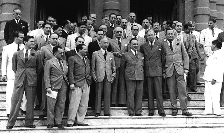 <strong> Vargas (ao centro) com integrantes </strong> da reunião dos chanceleres americanos em Petrópolis