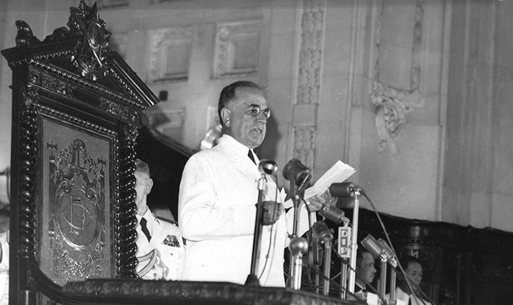  <strong> Getúlio Vargas faz o discurso </strong> de abertura da reunião dos chanceles americanos, no palácio Tiradentes, Rio de Janeiro   