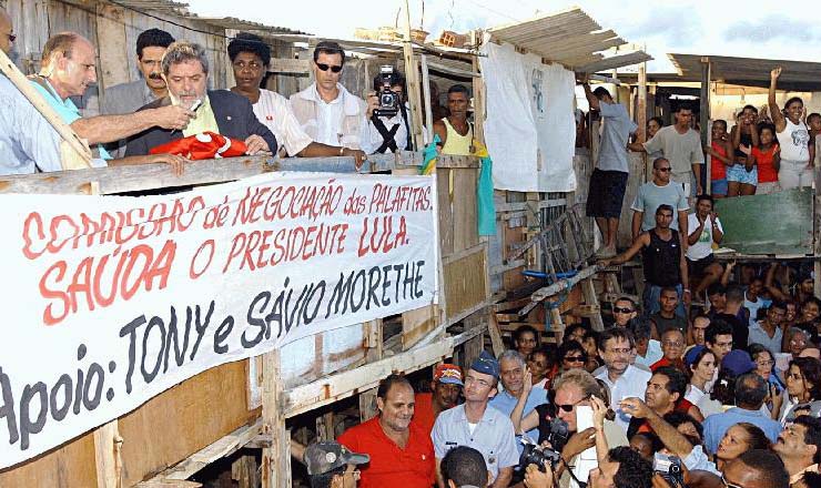  <strong> Lula e ministros </strong> visitam Brasília Teimosa, na periferia do Recife. Atrás do ex-presidente estão o prefeito de Recife, João Paulo e a ministra da Assistência Social, Benedita da Silva