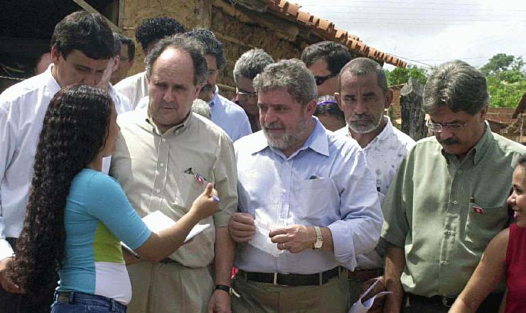  <strong> Ao lado do ministro da Educação</strong> , Cristóvão Buarque e do governador do Piauí, Wellington Dias, Lula conversa com moradora de Brasília Teimosa