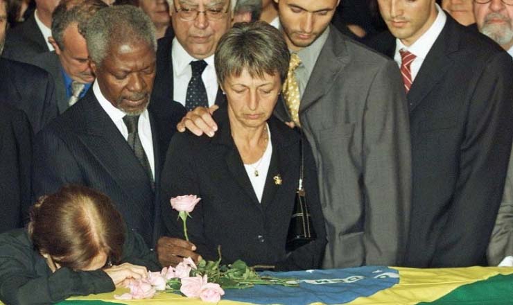  <strong> Kofi Annan, secretário-geral da ONU, ao lado de Lula no velório</strong> de Sérgio Vieira de Melo, no Rio de Janeiro