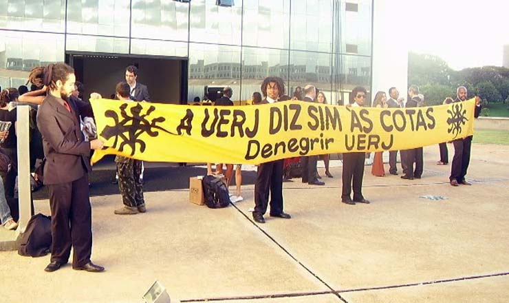  <strong> Ativistas do movimento Denegrir fazem manifestação </strong> em frente ao STF, em 2010, para garantir a manutenção das cotas raciais na Uerj