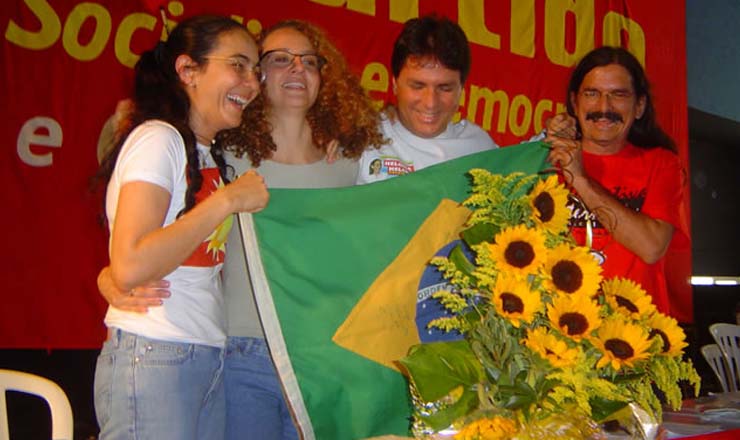 <strong> Os ex-petistas </strong> Heloísa Helena (AL), Luciana Genro (RS), João Fontes (SE) e Babá (PA) em 2004, durante ato da fundação do novo partido