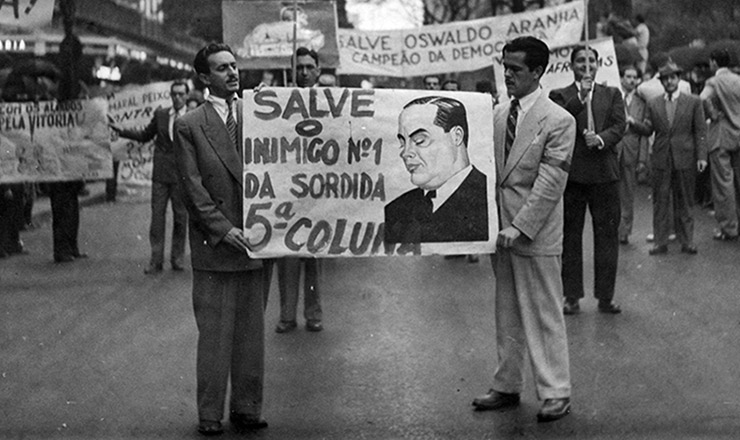  <strong> Estudantes seguram cartaz homenageando</strong> o interventor Amaral Peixoto, na avenida Rio Branco, durante passeata contra o nazifascismo no Rio de Janeiro 