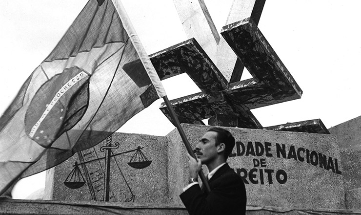  <strong> Ostentando a bandeira brasileira, estudante desfila </strong> ao lado de carro alegórico criado pela Faculdade Nacional de Direito