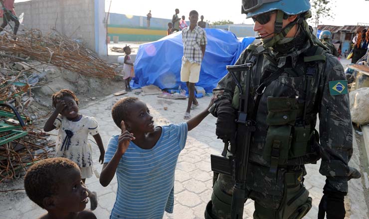  <strong> Crianças haitianas abordam soldados brasileiros</strong> da Minustah