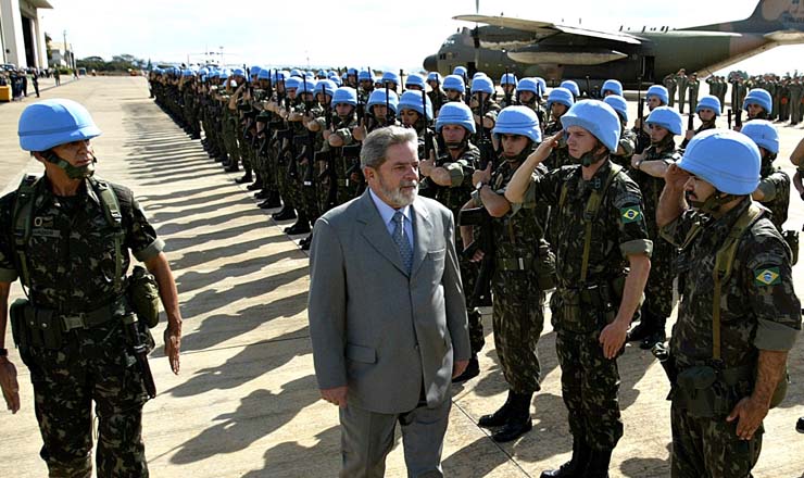  <strong> Antes de embarcarem para o Haiti, o presidente Lula passa em revista </strong> as tropas brasileiras que integrarão a Minustah, na base aérea de Brasília