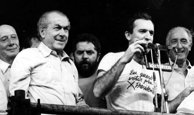  <strong> Ulysses Guimarães, Brizola, Lula, Osmar Santos e Franco Montoro, </strong> no palanque de um comício pelas Diretas Já em 1984