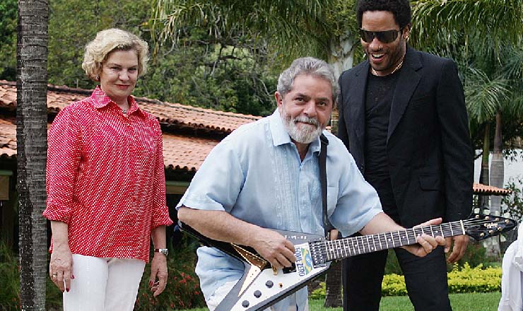  <strong> Cantor norte-americano Lenny Kravitz </strong> (de óculos) doa guitarra para o programa Fome Zero