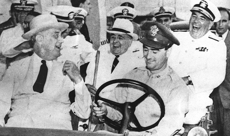  <strong> Franklin Roosevelt</strong> (no banco da frente) conversa com Vargas em Natal, durante o encontro dos dois chefes de Estado