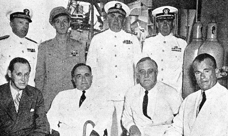  <strong> Encontro em Natal: Vargas, o presidente Roosevelt </strong> e o embaixador dos Estados Unidos Jefferson Caffery (sentados, de branco) 