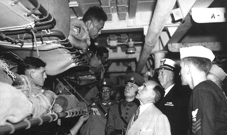  <strong> O presidente Getúlio Vargas visita </strong> o 1º escalão da FEB a bordo do navio norte-americano" USS General W. A. Mann"