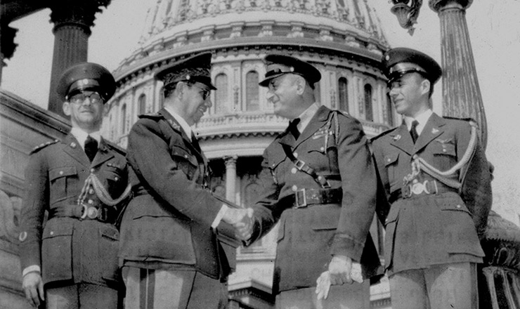  <strong> General Góis Monteiro, chefe do Estado-Maior do Exército brasileiro, cumprimenta</strong> o general John Crane (à direita), chefe de relações exteriores do setor de Inteligência dos EUA. Washington, outubro de 1940